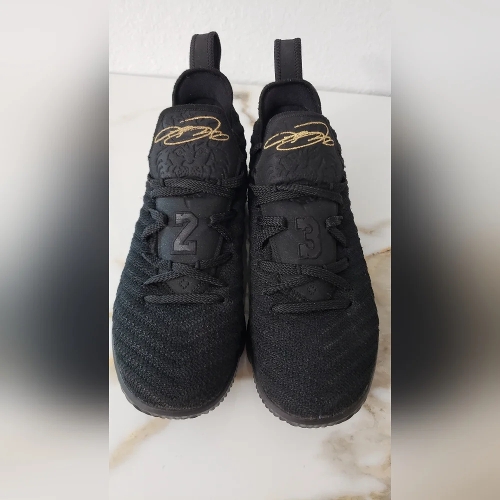 Nike LeBron 16 GS I'm King black metallic gold size 5.5 youth basketball tennis